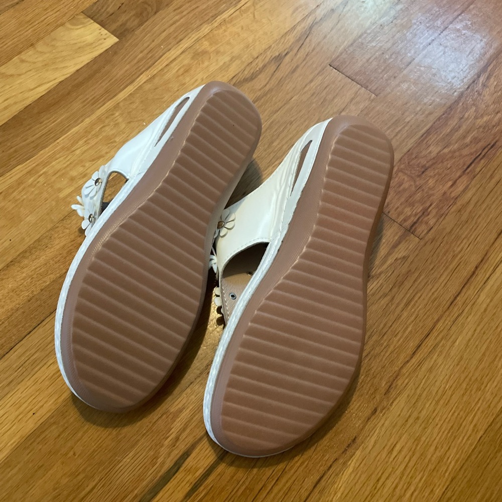 Women’s White Floral Sandals - NWOT - Picture 3 of 5